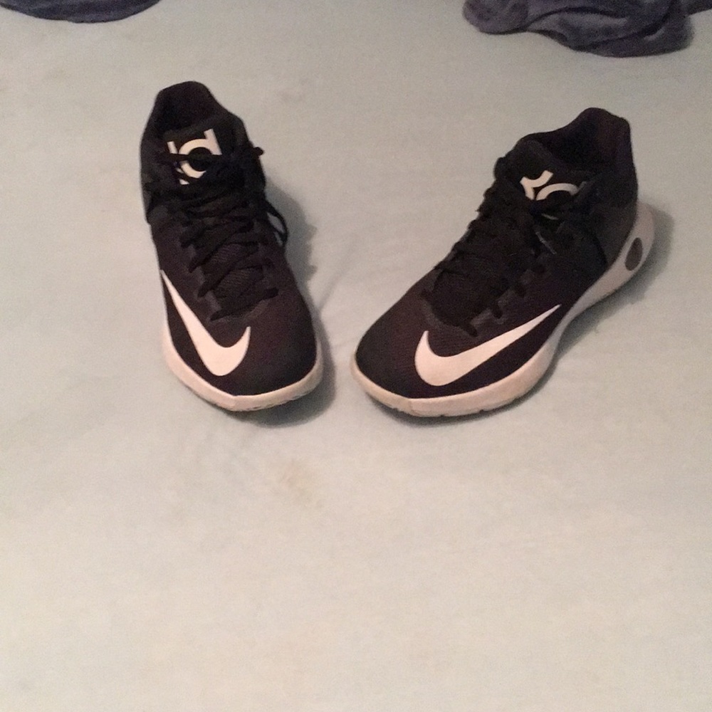 KD 5 black and white